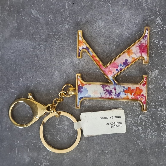 Beautiful Double-sided Floral Initial "K" Keychain - Picture 5 of 5